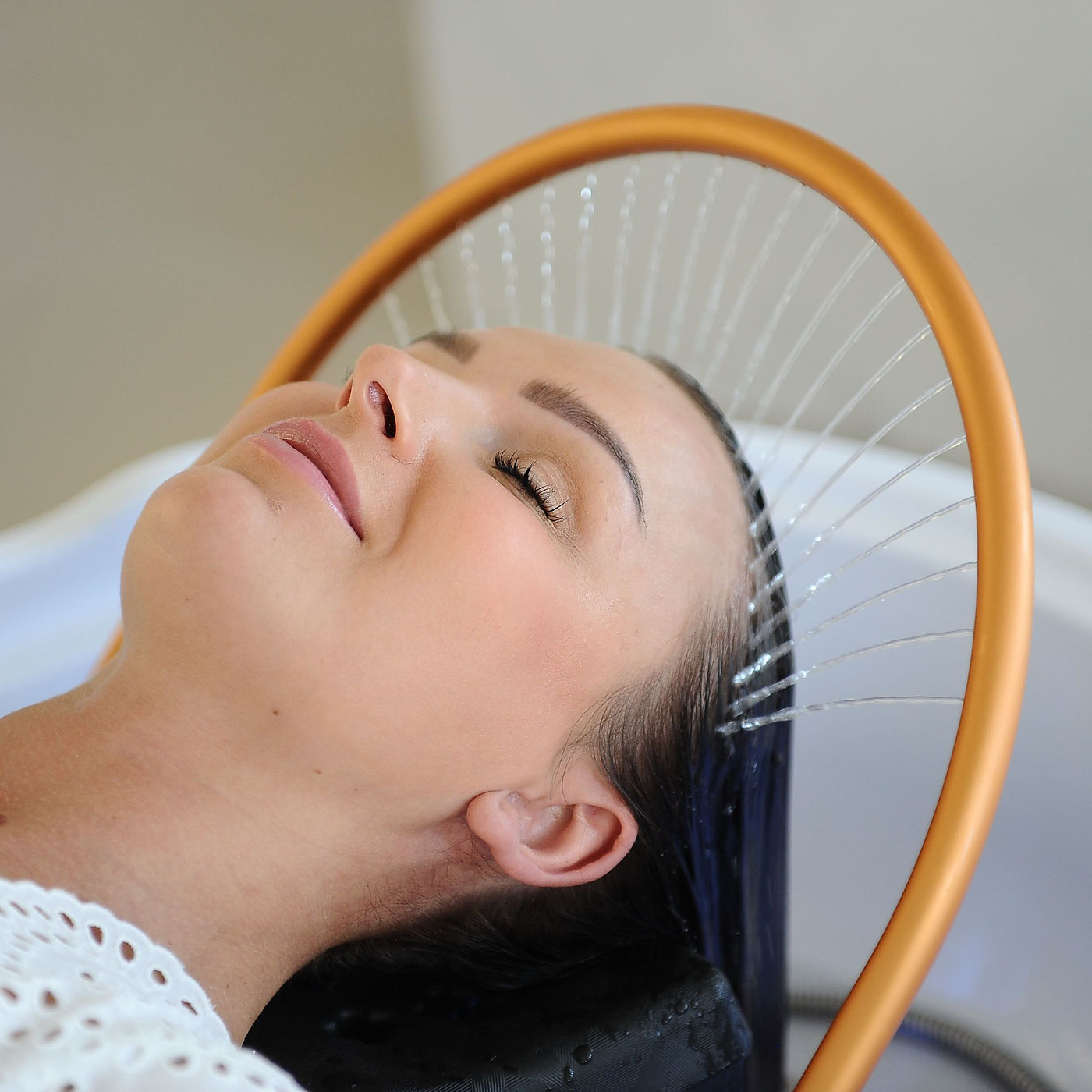 Wnętrze gabinetu Wawer Clinic podczas zabiegu Head Spa